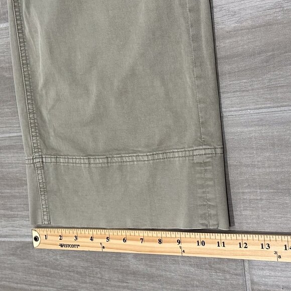 Everlane The Lightweight Wide-Leg Crop Stretch Cotton Chino Pants in Light Sage - Picture 15 of 16